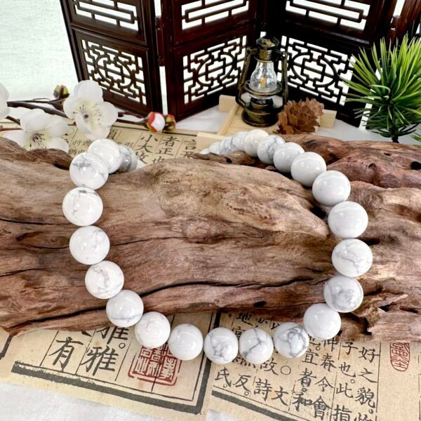 S37-Howlite